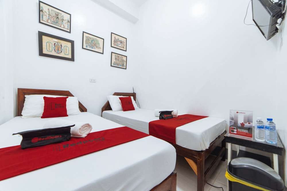 RedDoorz Twin Room