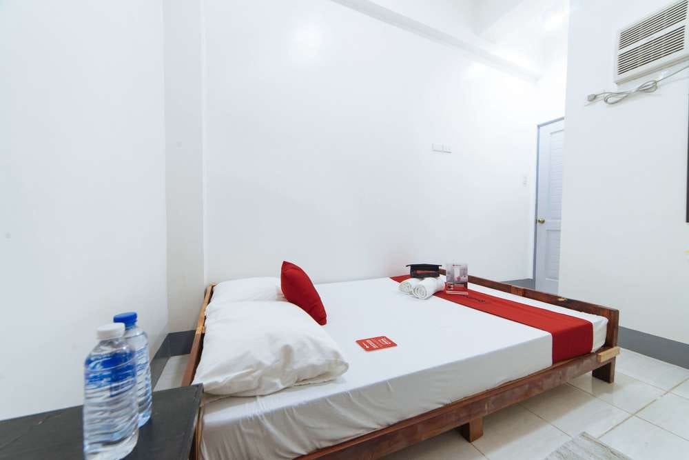 RedDoorz Deluxe Room