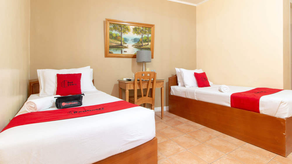 RedDoorz Twin Room