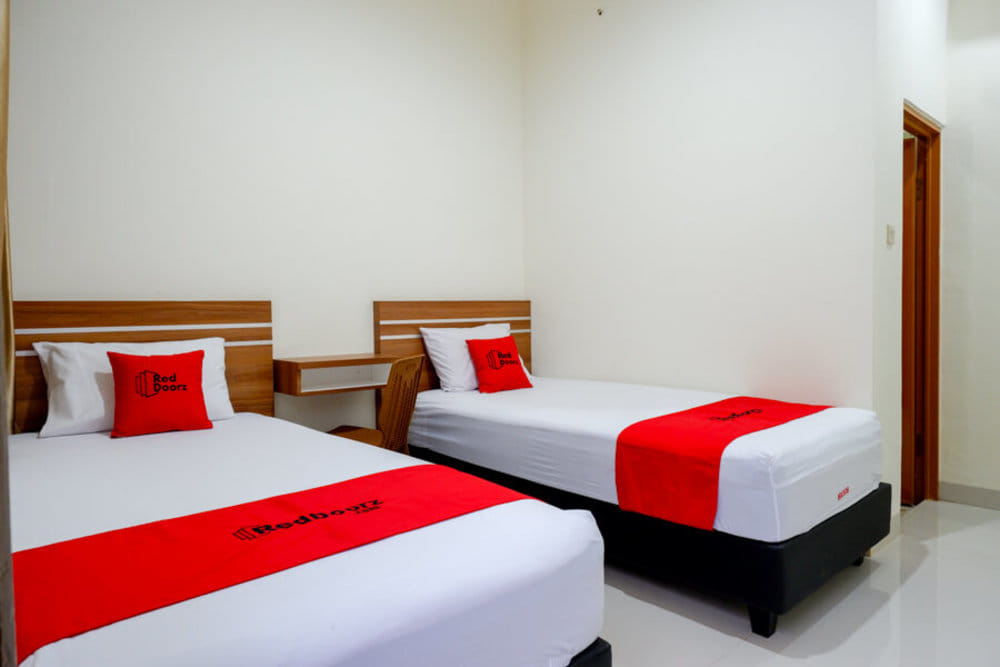 RedDoorz Twin Room
