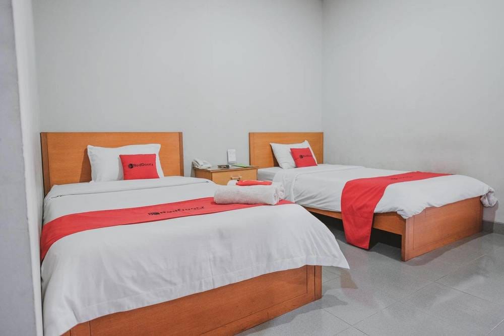 RedDoorz Twin Room