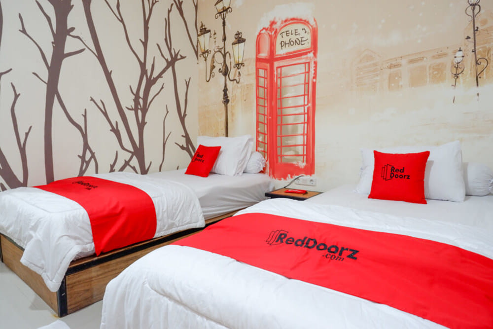 RedDoorz Twin Room
