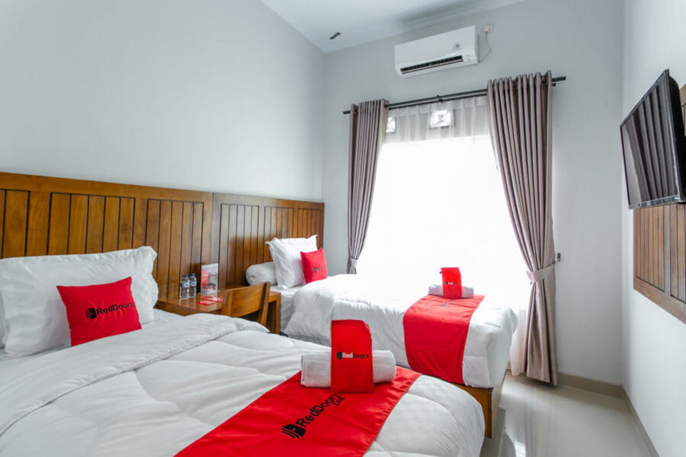 RedDoorz Twin Room