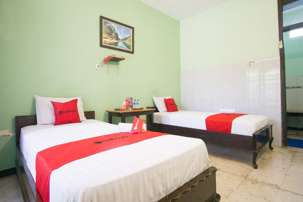 RedDoorz Twin Room
