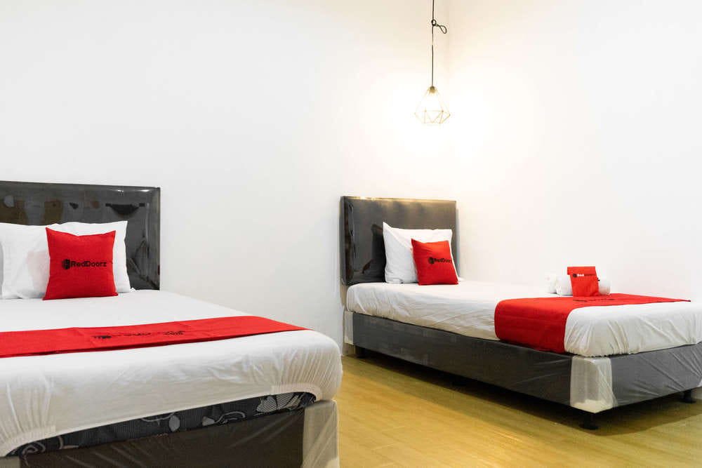 RedDoorz Twin Room