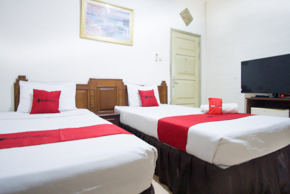 RedDoorz Twin Room