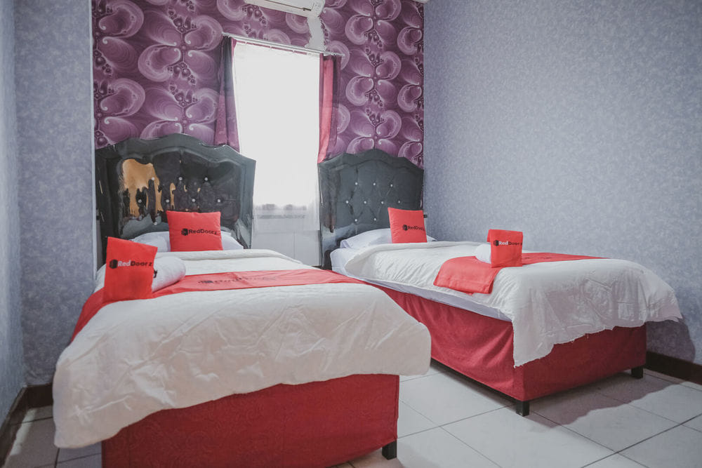 RedDoorz Twin Room