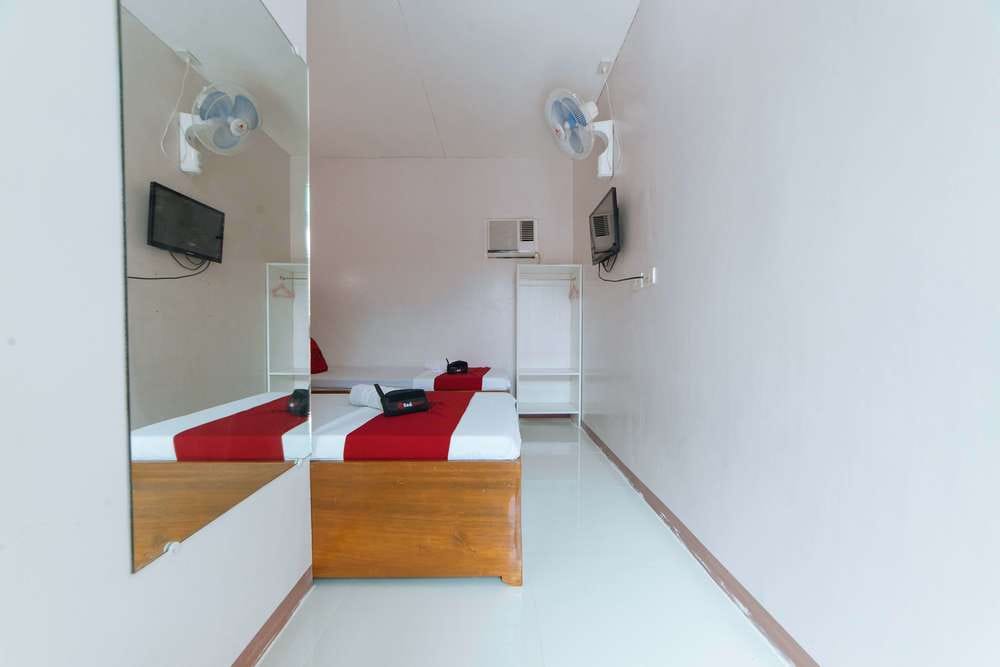 RedDoorz Twin Room