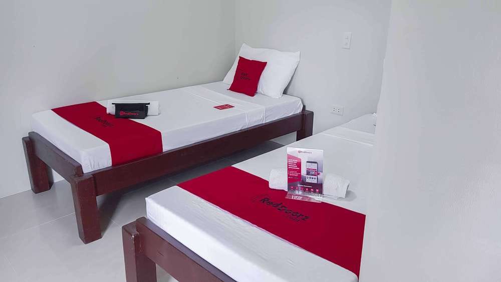 RedDoorz Twin Room