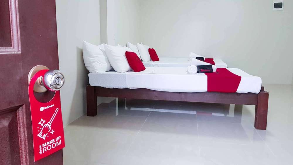 RedDoorz Family Room