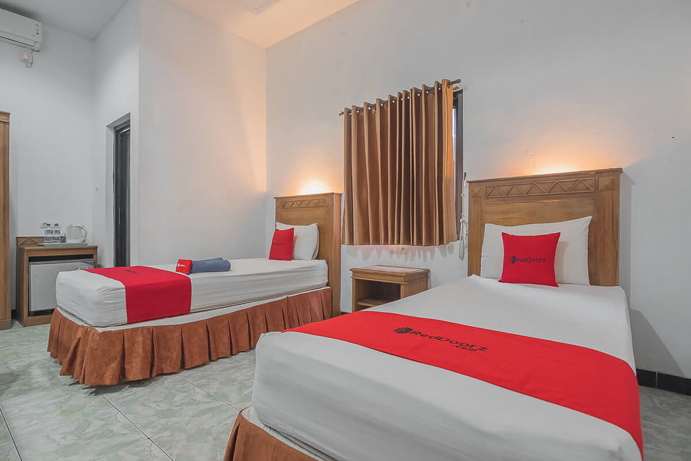 RedDoorz Twin Room