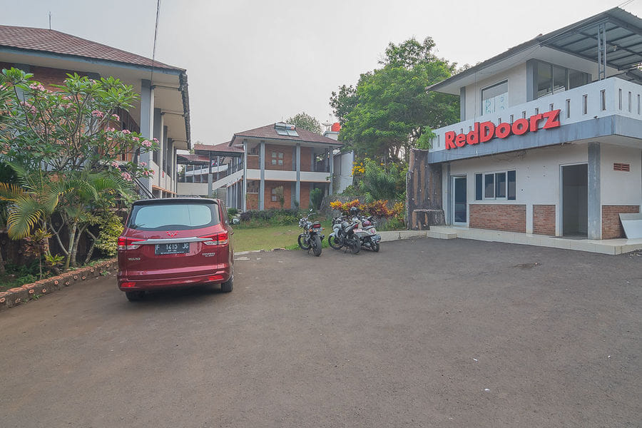 RedDoorz Plus @ Hotel Negeri Baru Lodaya Puncak