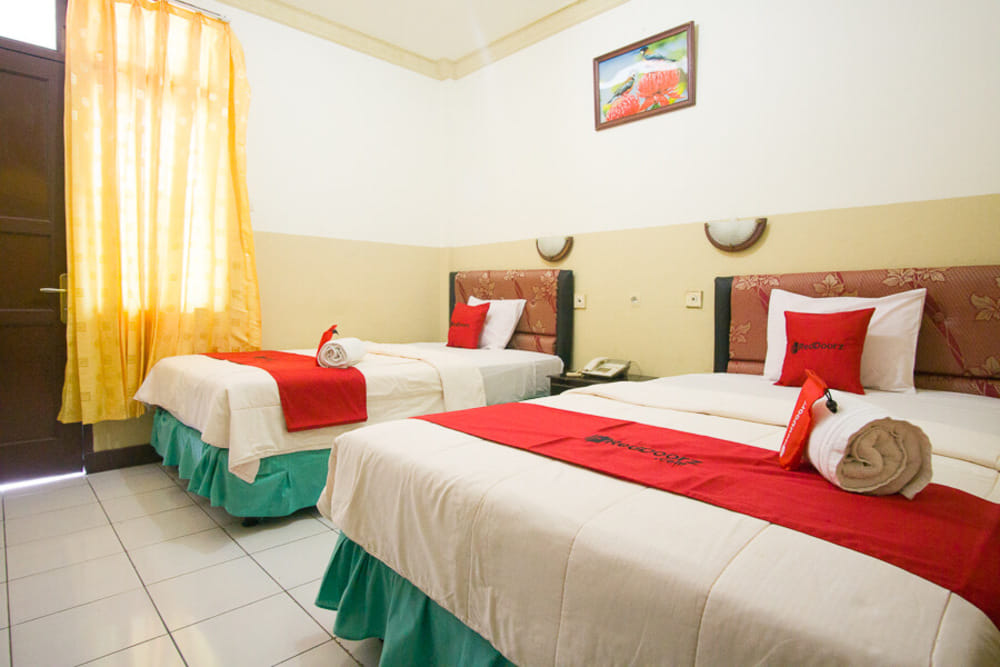 RedDoorz Twin Room