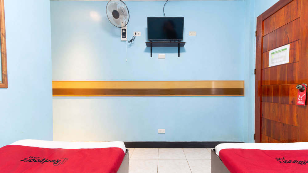 RedDoorz Twin Room