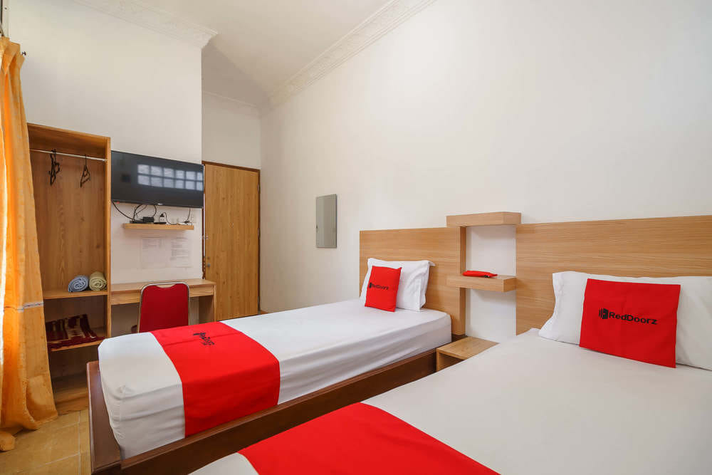 RedDoorz Twin Room
