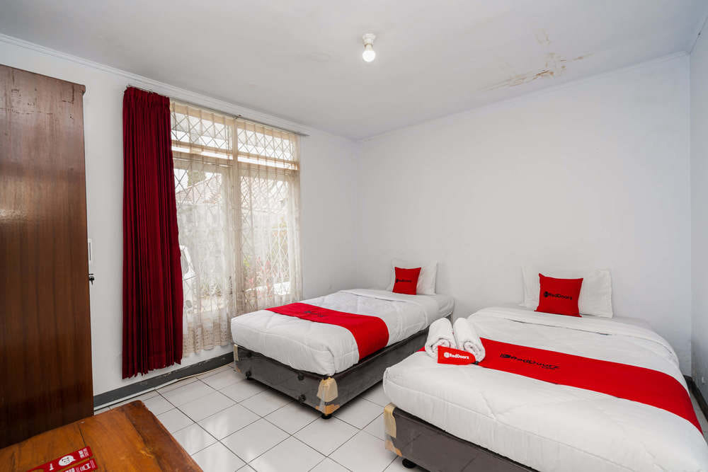 RedDoorz Twin Room