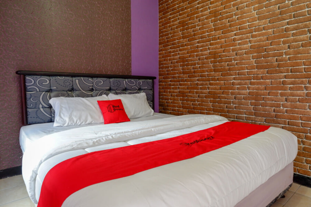 RedDoorz Deluxe Room
