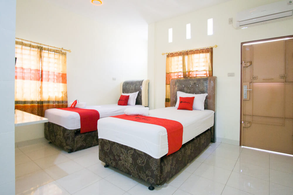RedDoorz Twin Room