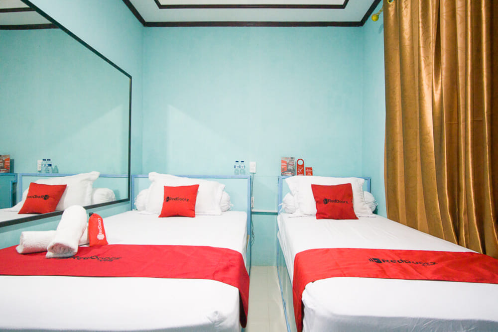 RedDoorz Twin Room