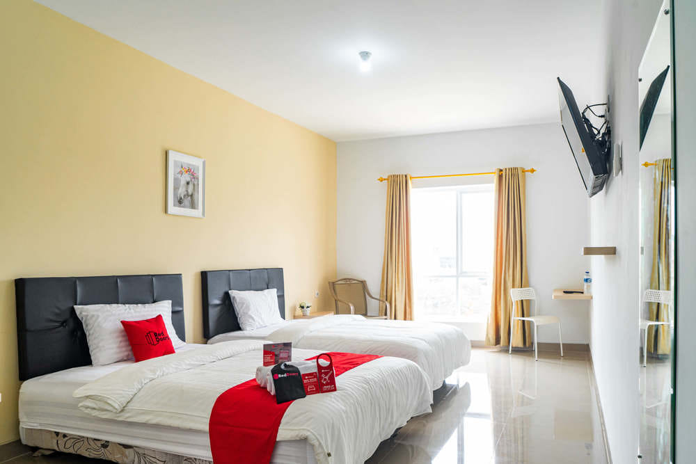 RedDoorz Twin Room