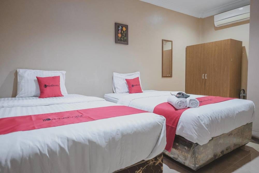RedDoorz Twin Room