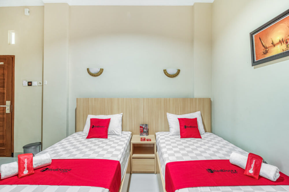 RedDoorz Twin Room