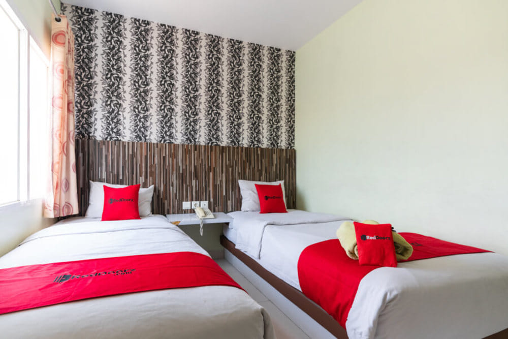 RedDoorz Twin Room