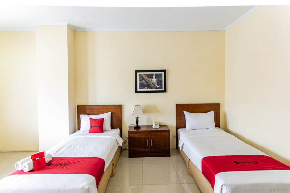 RedDoorz Twin Room