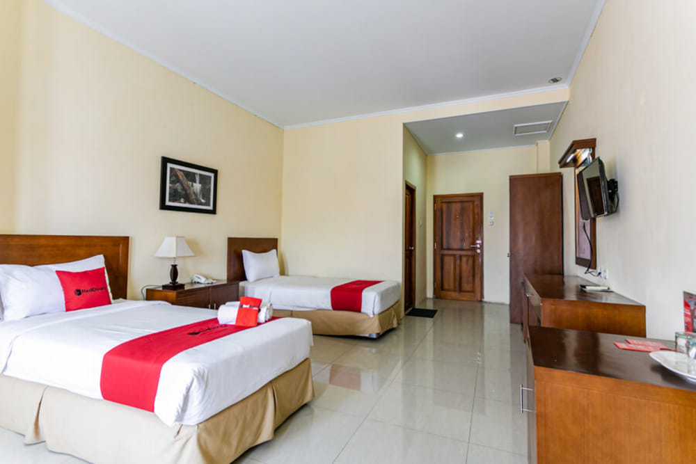 RedDoorz Deluxe Twin Room