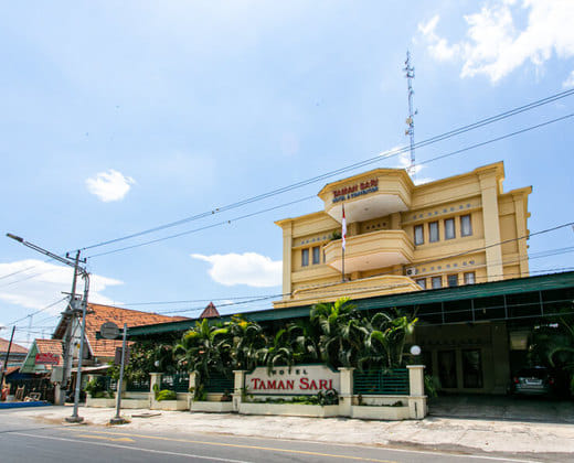 RedDoorz Plus near Alun Alun Karanganyar