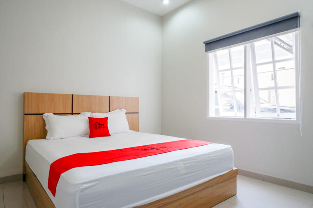 RedDoorz Deluxe Room