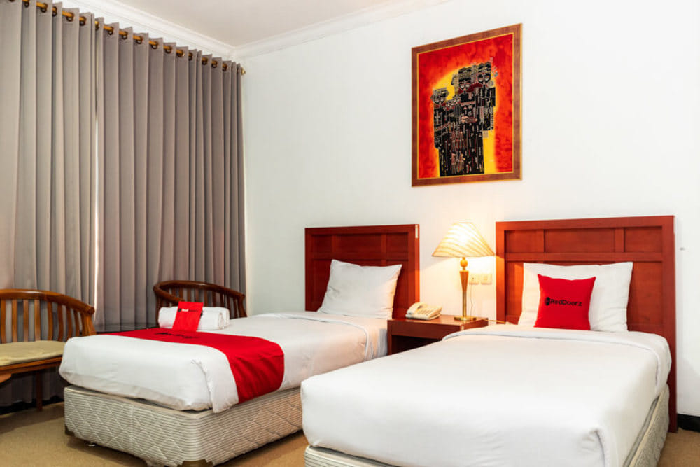 RedDoorz Deluxe Twin Room