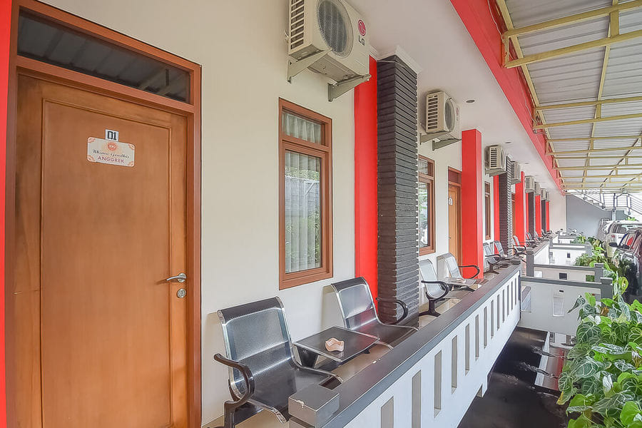 RedDoorz near IPDN 2