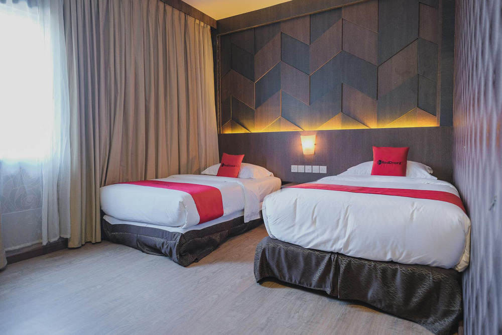 RedDoorz Twin Room