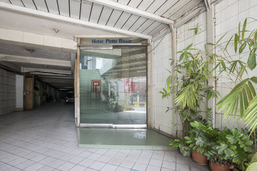 RedDoorz Plus near Jakarta Kota Station