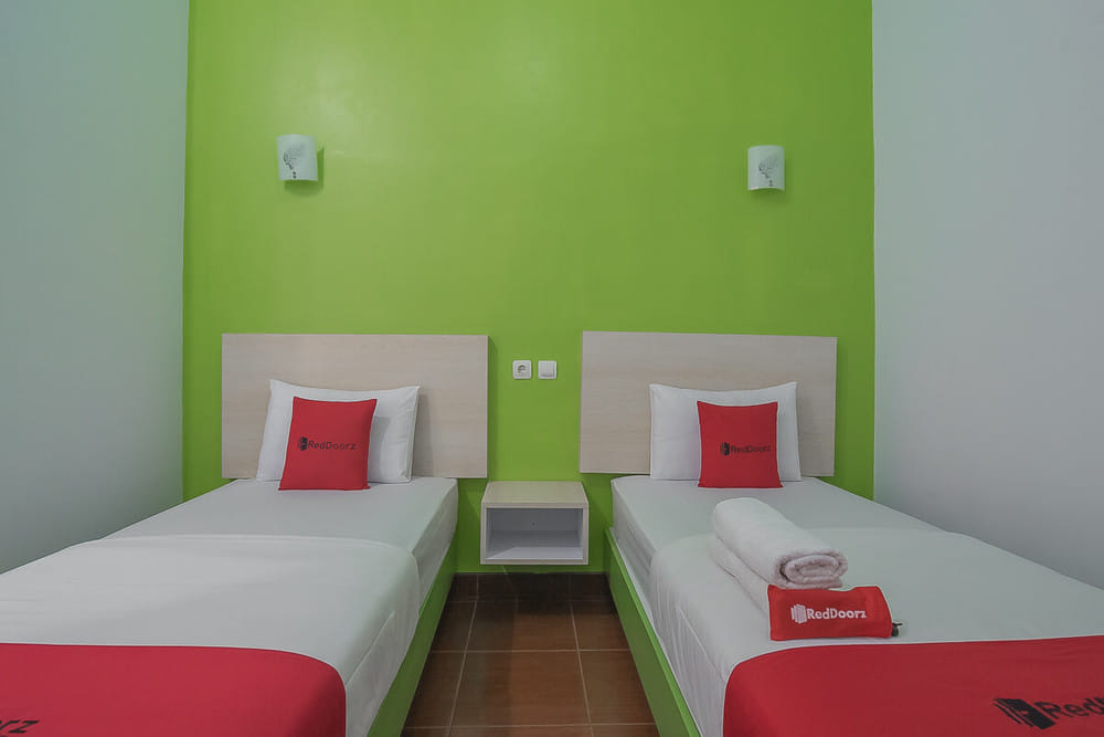RedDoorz Twin Room