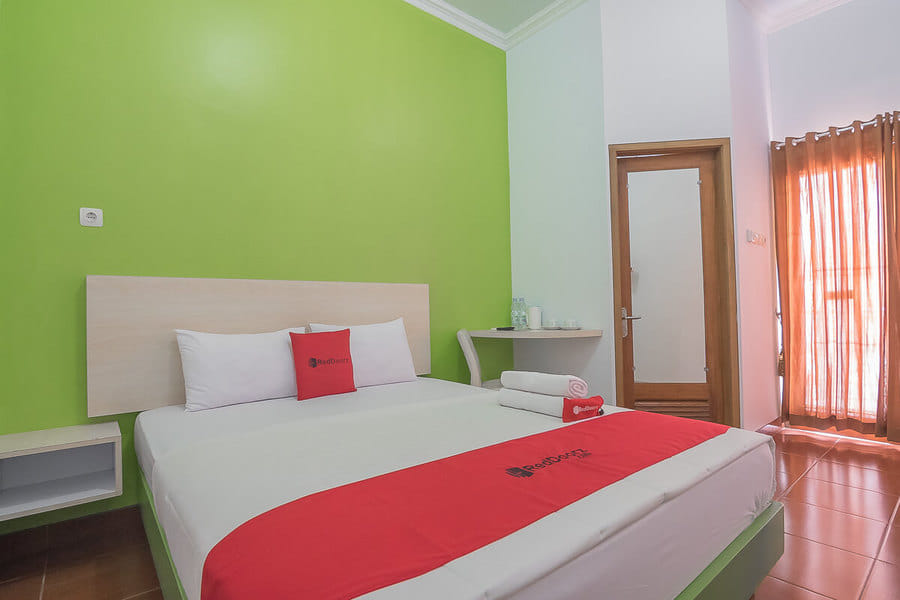 RedDoorz Plus near Alun Alun Kuningan 