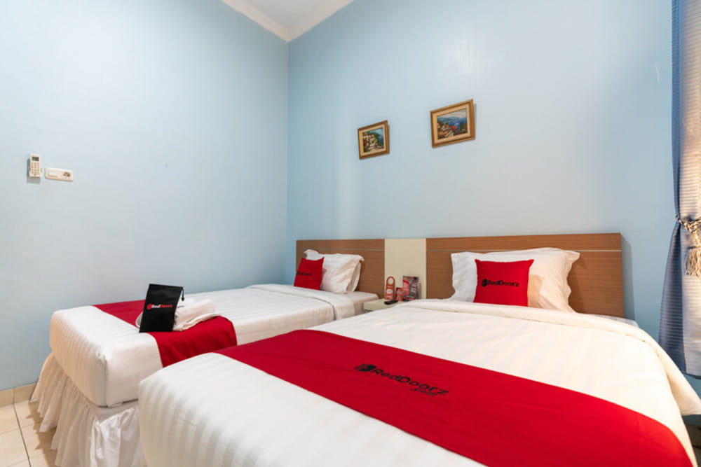 RedDoorz Twin Room