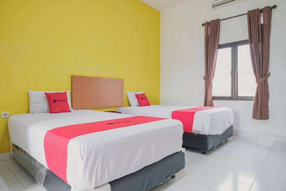 RedDoorz Twin Room