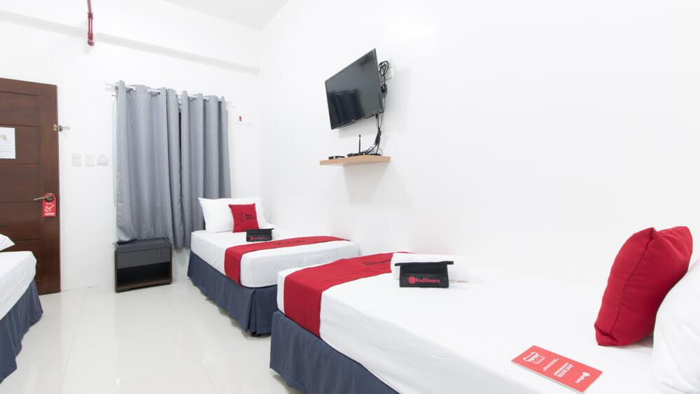RedDoorz Quadruple Room
