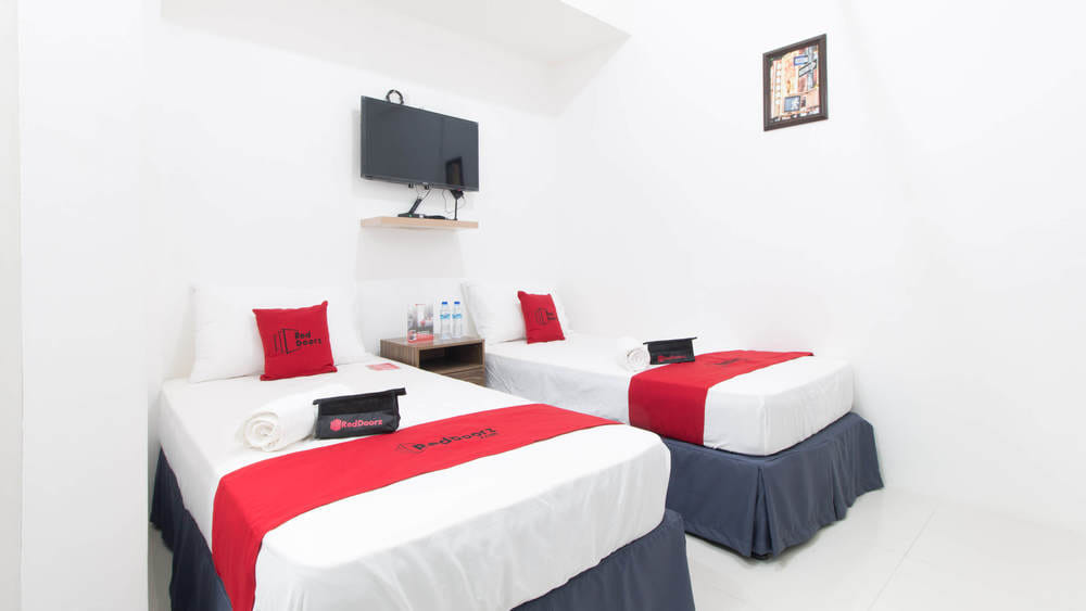 RedDoorz Twin Room
