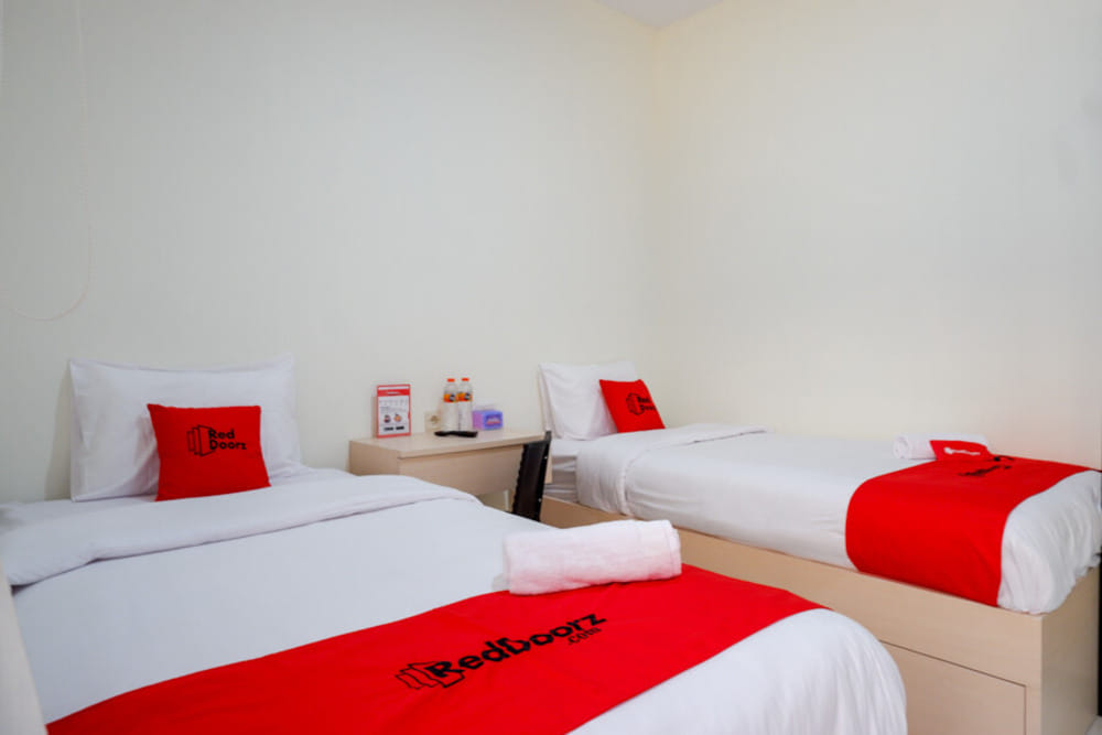 RedDoorz Twin Room