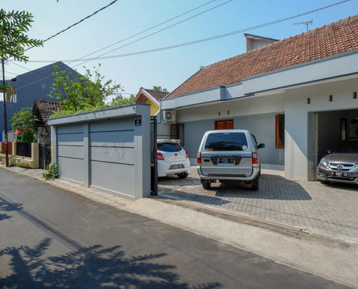 RedDoorz near Alun Alun Kudus 2