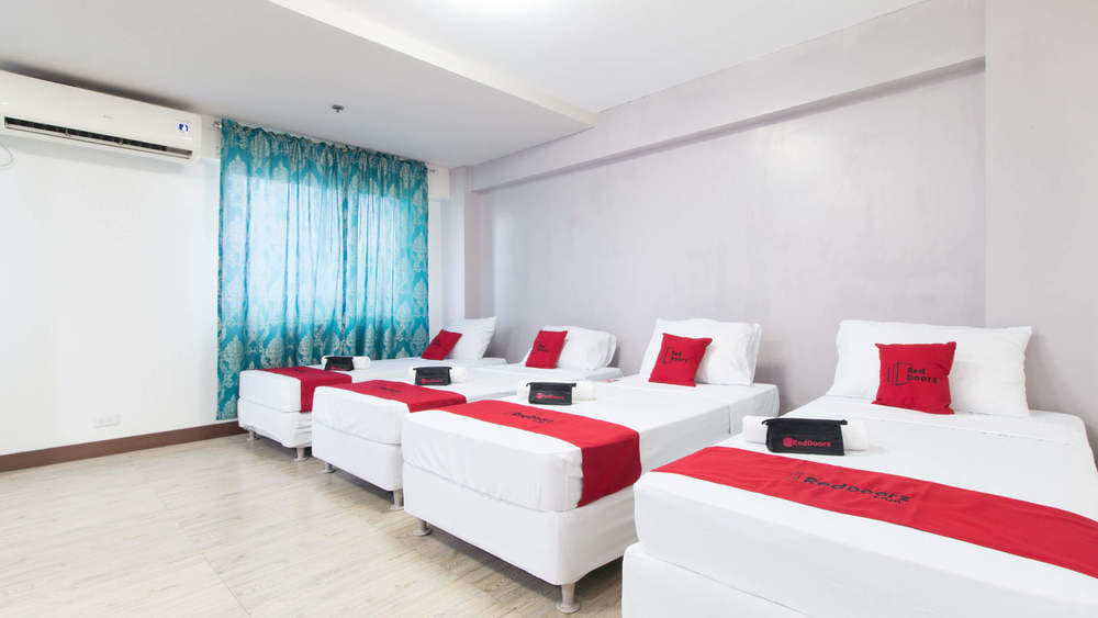 RedDoorz Quadruple Room