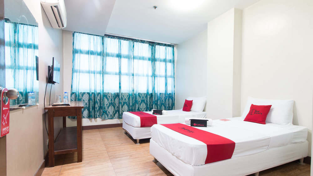 RedDoorz Twin Room