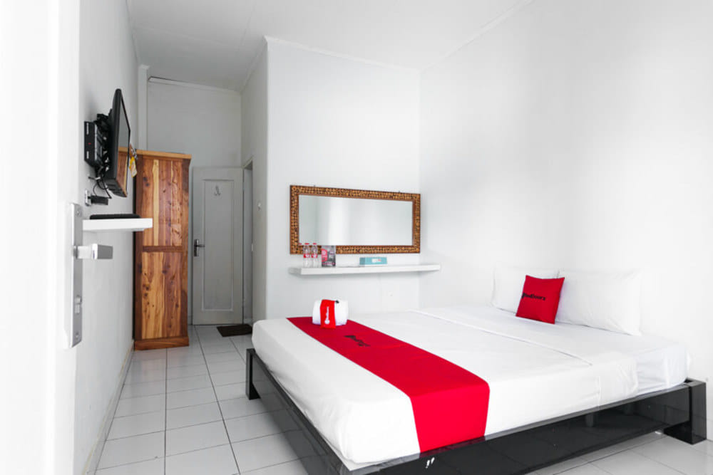 RedDoorz Deluxe Room