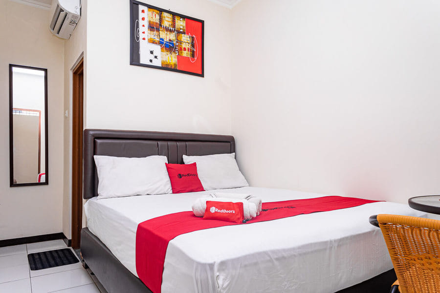 RedDoorz near Alun Alun Bandung 2