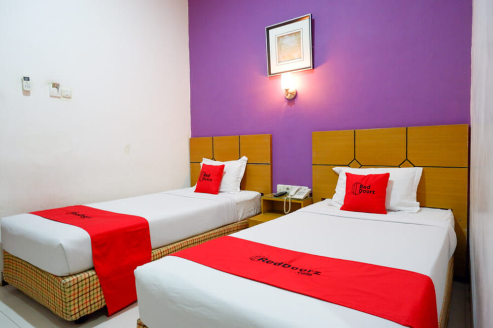 RedDoorz Twin Room