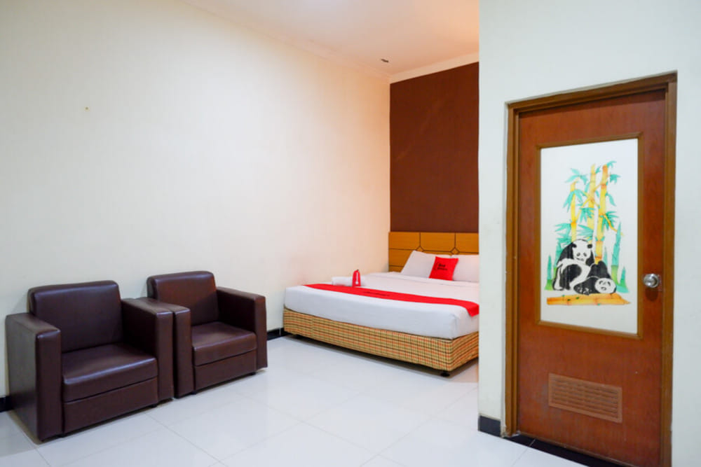 RedDoorz Deluxe Room