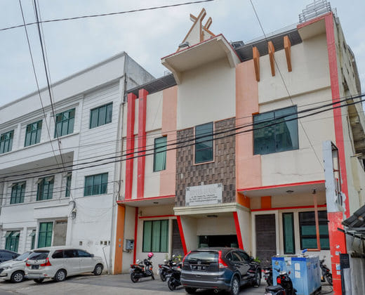 RedDoorz near Monumen Habibi Ainun